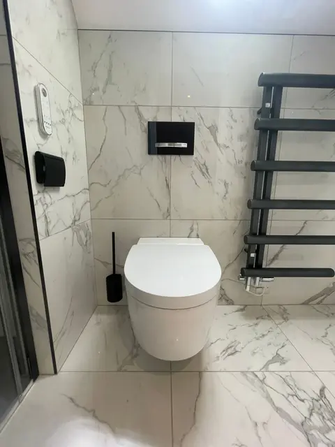 Black & White Contemporary Bathroom
