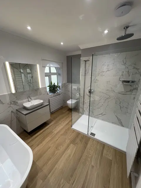 Large Walk-In Shower & Relaxing Bathtub
